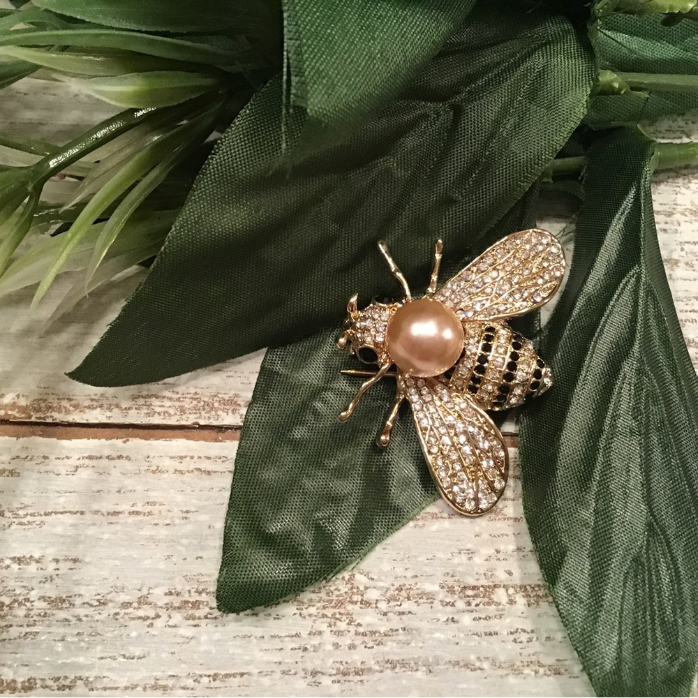 #284 Bee Brooch